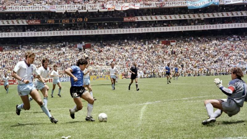 Khi Maradona biến sân bóng thành sân khấu